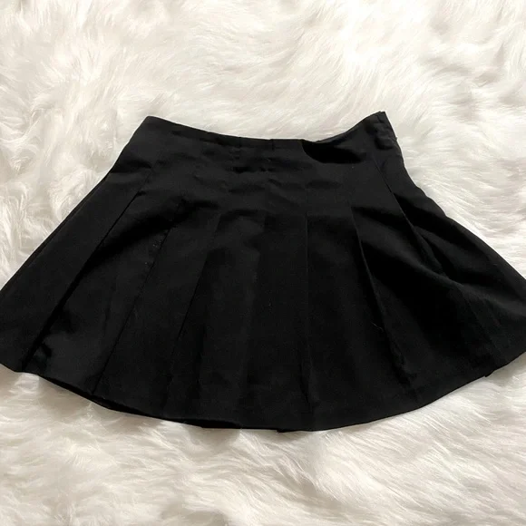 Pleated Skater Mini H&M, WORN Size 6, black in